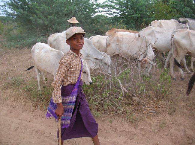 牛飼いの少年。シャンバッグにロンジー、これぞミャンマートラッド。