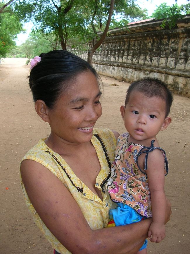 アーナンダ寺院（だったと思う）前に住んでる人。 