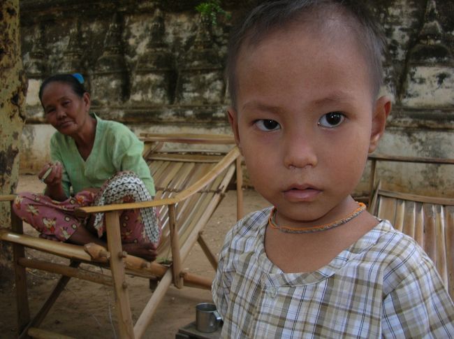 これも同じ場所。<br />葉巻のおばあちゃんがシブい。