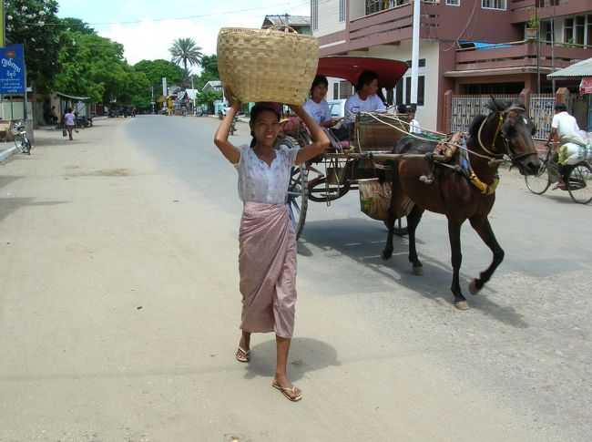 こうやって、こちらの人、特に女性はよく荷物を運びます。<br />昔、インドでもよく見た気がする。<br />インドは隣だし、インド系住民も多いのでそっちの方から伝わってるのかな。