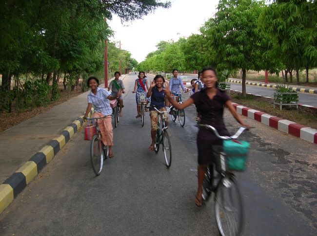 日暮れが近づいてくる。<br />「オニイサン　カッコイイネ！」物売りガールズ達が家路につく。 