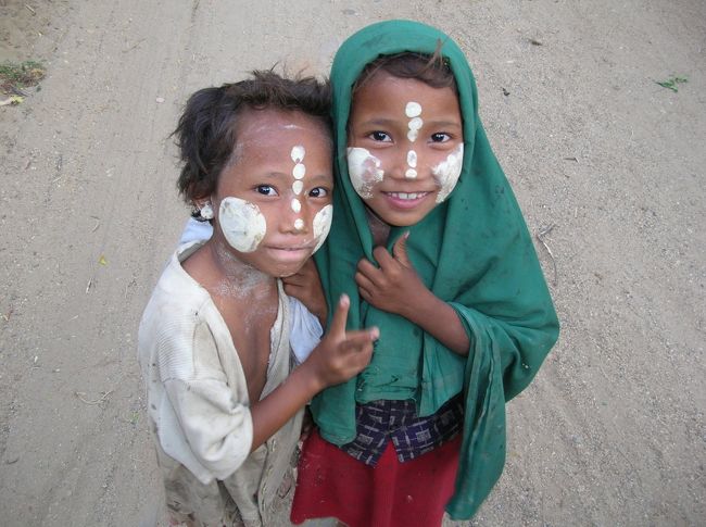 「フォト、フォト」と自分から声をかけてくる子供がいた。なんとなく後からモデル料を要求されそうな雰囲気だったが 、いい笑顔をしてたので撮ってみた。するとやはり「フォトプレゼント！」と言ってきた。 お金をわたすのはどうかと思うし、飴でも用意しとけばよかった。あげれるものが何も無いので考えた挙句、メモ帳 をやぶって紙飛行機を作ってわたした。鶴の折り方でもおぼえとけばよかった。でもそれでも大事そうに持って帰っていった。 