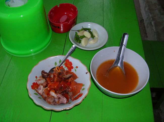 モツ鍋？<br />羊なのか牛なのかよくわかりませんが動物の内臓を煮込んだもの。<br />辛目のスープでうまかった。