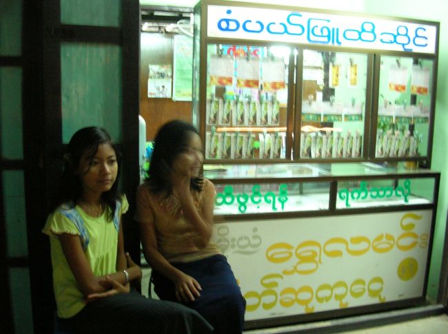 宿の近くに美しい女性がいた。<br />何と声をかけていいかわからずこんな写真。<br />なんか盗撮ぽくなっちゃったな。<br />