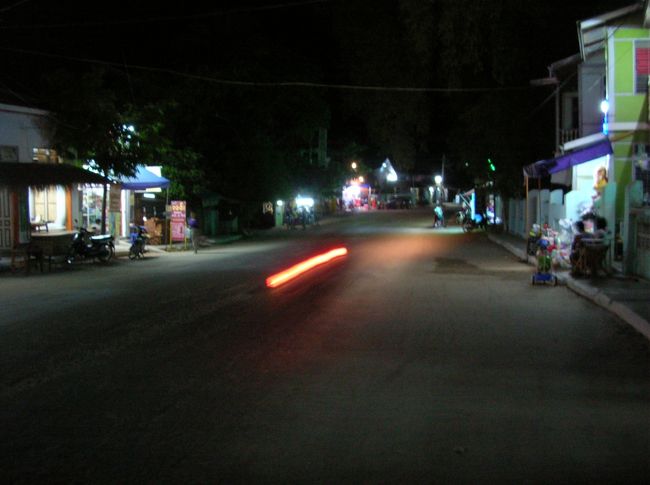 夜になるとほとんど街灯がなく、商店の灯りがたより。しかしすぐに商店もなくなるので後は暗闇のみ。 なので景色がまったく楽しめず、ちょっと退屈。 しかし途中民家も何も無い真っ暗な 道で女性が一人で歩いてるのに遭遇してちょっとびっくりした。 