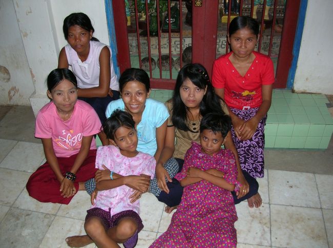 ブーパヤー・パヤーに涼みに来てた人。写真を撮ったらおやつの向日葵の種をくれた。 <br /><br />日中、子供の写真を撮ったらフォトプレゼントを要求されたが、今度はフォトプレゼントをもらってしまった。