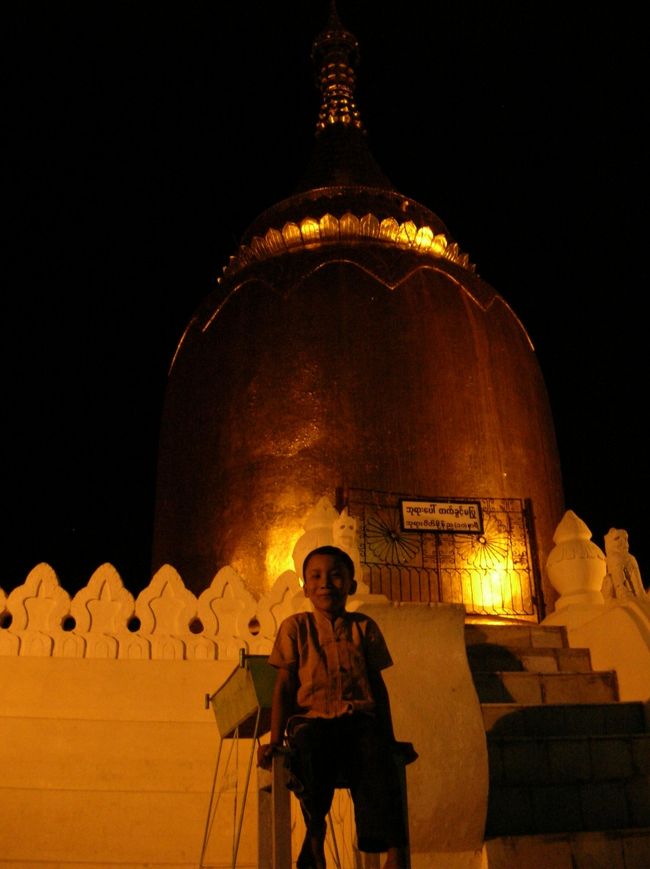 ブーパヤー・パヤーの前で座る少年。 