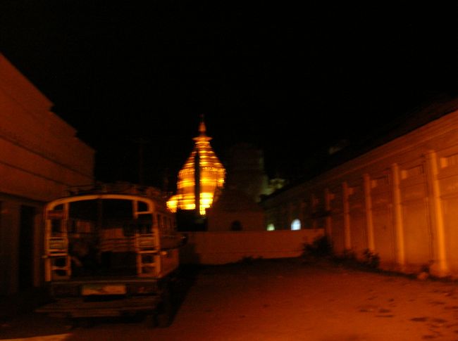 最後はシュエズイーゴォン・パヤー。9時50分、閉館10分前。ダッシュで中に入る。