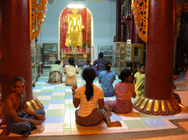 家族でお祈りに来られてるようです。 