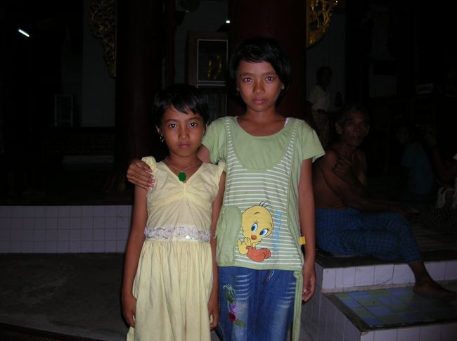 お祈りの邪魔をしないように、遊んでた子供の写真を撮る。