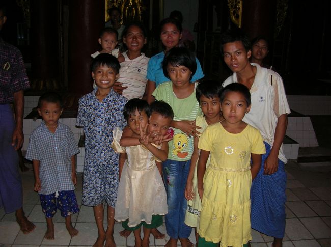 すると、カメラに気づいた家族がお祈りを中断して集まってきた。 