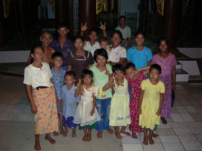 そして家族全員集合。<br />撮った後、みなさんデジカメのモニターを見て爆笑。<br />ミャンマー人家族のささやかな娯楽になれて、少し 幸せな気分のバガンラストナイト。 