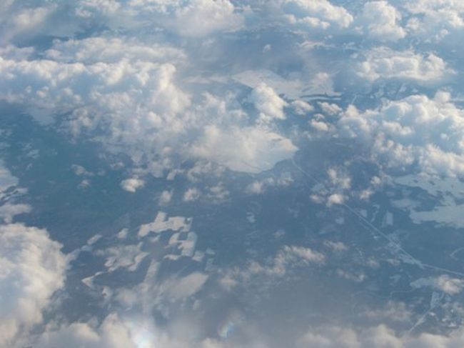もうすぐ着くかなぁ〜。<br /><br />飛行機のうえから、どこかの世界遺産なんて見られたらいいのに〜！と思って見下ろしてみたけど、雪の積もった街しか見えませんでした。