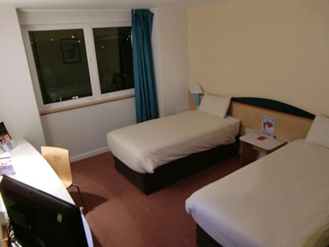 ロンドン到着！<br />空港⇒ホテルまでは送迎付のツアーだったので、そのままホテルへ。<br />チェックインを済ませ、ホテル周辺を散策！<br /><br />小雨が降っていましたが、誰も傘をさしていないので私たちもそのまま出掛けることにしました。