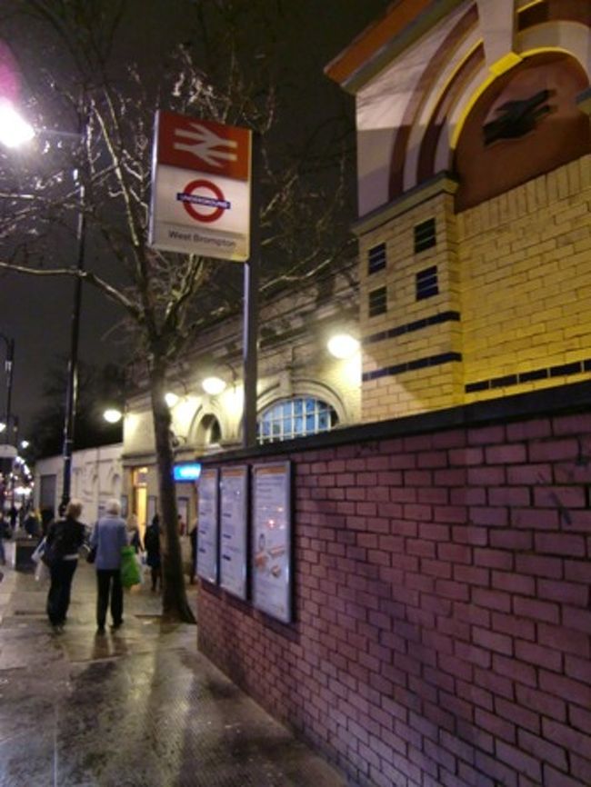 イビス アールズコートホテルの最寄り駅は、West Brompton駅。<br />ホテル前の道を歩いていくと辿り着きます。<br />Earl's Court駅も徒歩圏内なので、とても便利です！<br /><br />