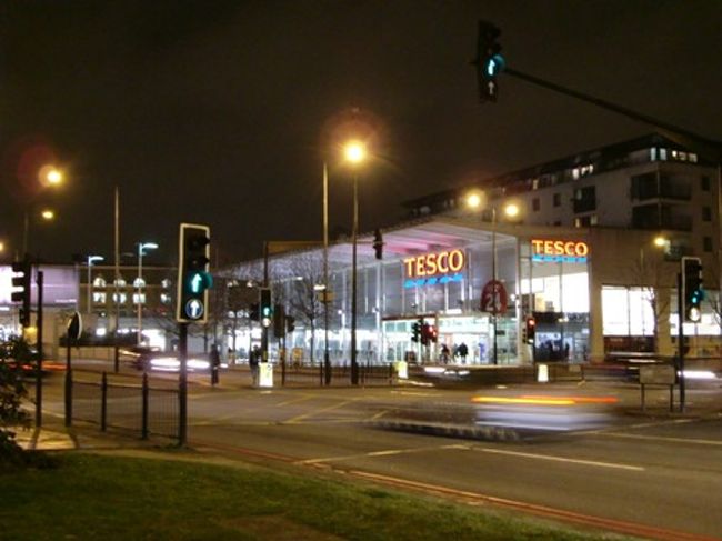 スーパーで配りもののお土産を買うため、エコバッグを持ってTESCO（テスコ）へ。	<br />ホテルより徒歩10分ぐらいのところにありました。