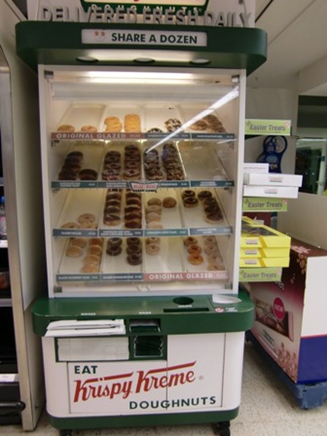 目指すはお菓子のコーナー！！<br />探していると、『 おやっ？？？ 』<br />見た事のあるロゴが！<br />“ クリスピークリーム ” です！<br />数年前、新宿のサザンテラスにオープンし長蛇の列を成した人気ドーナツ店。<br />ロンドンでは、スーパーの一角に無人のワゴンで売られているんですね〜。