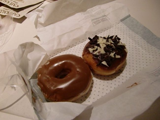 ホテルに戻り、本日最後の食事！<br />TESCOで買った、クリスピークリームのドーナツ！<br />そもそも、クリスピークリームドーナツは海外でしか買ったことがないワタシ。<br />日本のものと食べ比べは出来ませんが、とーーーーーーーっても甘かったです！