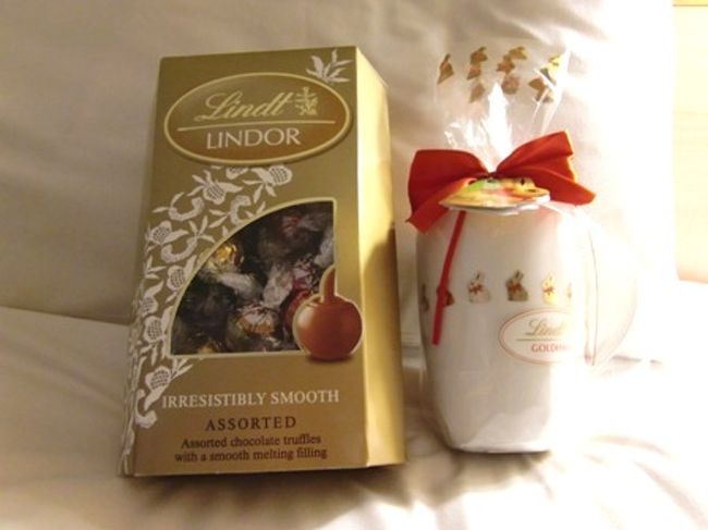 そして、お菓子コーナー！<br />イースターが近いので、タマゴやウサギさんをモチーフにしたお菓子がたくさんありました。<br /><br />TESCOで買ったお菓子たちです♪<br /><br />大好きなLINDT（リンツ）のリンドール♪<br />16個（4種類×4？）ぐらい入って、£4.13<br />スイスで買うよりも安くてビックリ！！