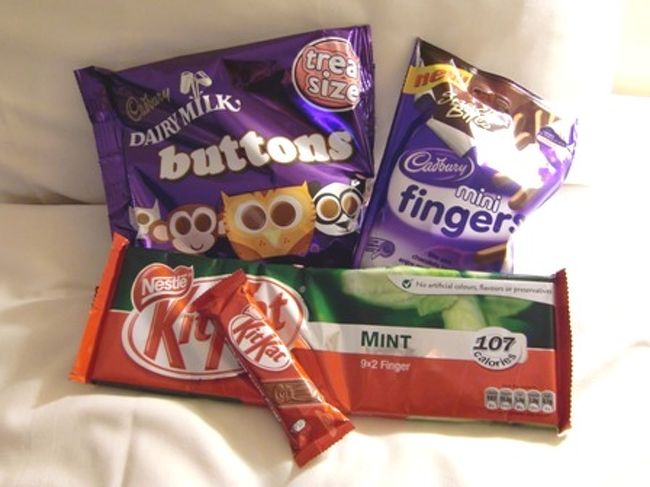 お馴染みの “ Kit Kat ” のミント味。£1.62<br />冒険心で買いましたが、チョコミントアイスみたいな感じでなかなか美味しかったです！<br /><br />英国ブランドのキャドバリー、TESCOブランドのお菓子もお買い上げ♪