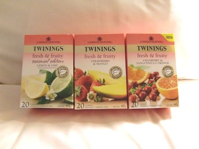 こちらもお馴染みの “ TWINING ” のお茶♪<br />フレーバーもたくさんあり、紅茶以外にも緑茶のフレーバーティーなどもありました。<br /><br />£0.93〜£1.28　安い！！ヽ(´ー｀)ノ