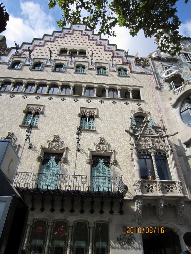 隣にはカサ・アマトリェールがあります。<br />こちらは、ガウディ、ドメネクに続くモデルニスモ第2世紀を代表する建築家「ジュセップ・プッチ・イ・カダファルク」の建築物です。