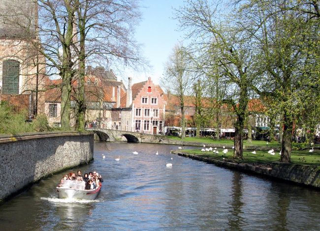 運河を通るクルーズ船も、風景に溶け込んでいます。