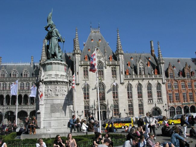 　マルクト広場にやって来ました。<br />ヨーロッパでも五指に入る美しい広場です。<br />中央には、ブルージュの英雄の像、それを囲んで鐘楼、州庁、郵便局、ギルドハウスが並んでいます。<br />　ここで1時間半の自由時間となりました。<br />最初に目指すのは鐘楼です。<br />　どの案内書を見ても、鐘楼には登るべしと書かれています。<br />しかし鐘楼の行列に並んだのは、私達を含め二組のみでした。