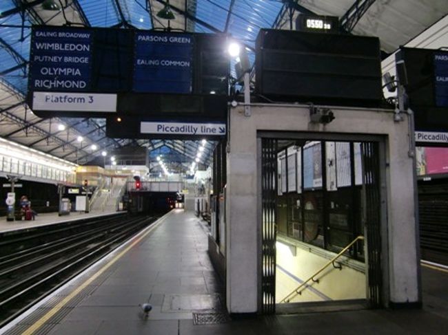 アールズコート駅から、ピカデリーラインに乗りセントパンクラス駅へ向かいます。<br /><br />EVAN EVANS で事前に予約していた、パリ行きのユーロスターのチケット。<br />日帰り弾丸ツアーです！