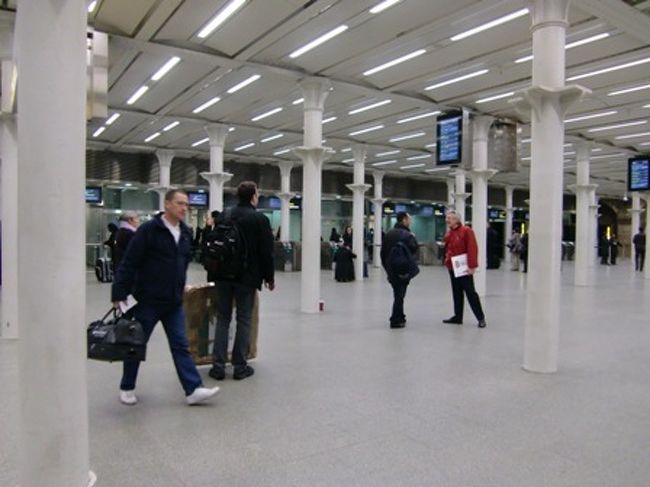 向かい側は改札です。<br />