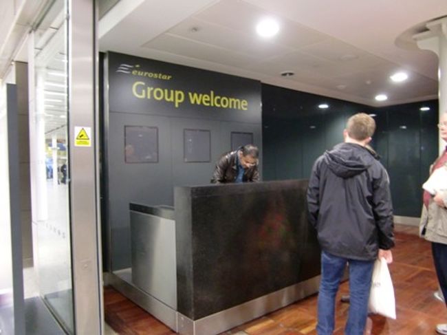 少しすると、係の方がいらっしゃいました。<br /><br />バウチャーを見せたところ、どうやらここだったみたい。<br /><br /><br />バウチャーには、看板が出るって書いてあったのに〜！！<br />不安だったけど、チケットを入手できたのでヨシとしよう！