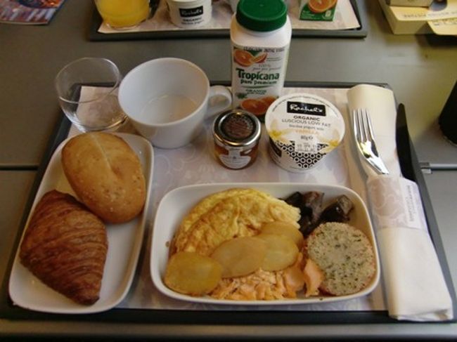 1等車はお食事が付くんです！<br />これも楽しみのひとつでした。<br /><br />オムレツにサーモン、焼きトマト、ヨーグルト、パン、ジュース。<br /><br /><br />あれ？私の食事にだけ、バターが付いていません！Σ(´д｀ﾉ)ﾉ <br /><br /><br />乗務員さんに、<br />『Butter please!』とお願いしたところ持ってきてくれたのは・・・<br />