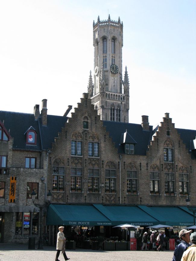 後ろに建つ鐘楼に登ります。15世紀に建てられました。<br />　20分並んでやっと入場、狭い螺旋階段を登り始めます。<br />88メーター、366段あります。　きついです、息が切れます。<br />　降りてくる人とのすれ違いも大変で、片方が待たねばなりません。<br />やっと最上階に到着、窓から覗きます、オー素晴らしい景色です。<br />茶色の屋根が果てし無く続き、所々に教会の尖塔が聳え、正に中世の絵画を見ているようです。
