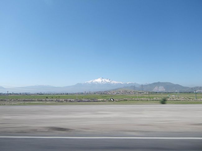 カイセリ空港は小さな空港で、飛行機からそのまま外に下りて、そのまま出口に出て行く…みたいな感じ(笑)<br />外では、送迎のガイドさんが待っててくれるはずでしたが、そのガイドさんもおらず…う〜ん…と思っていたら、どうやら別の出口の方にいたらしい。<br />サングラスをかけた、めっちゃ無口の男のガイドさんで、「必要なことはこれに書いてありますので読んで」と言われ、その他ホテルに着くまでず〜っと無言…（＾＾；<br />エジプトの人がおしゃべりすぎたから、あまりのギャップにちょっとビックリしたけど、疲れていたのでちょうどよかったかな！