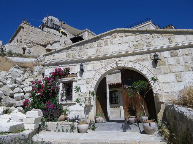 車で走ること、１時間半くらいでしょうか。<br />カッパドキアの奇岩たちが見えてきた〜（≧▽≦）<br />友達はあいかわらず爆睡してたけど、あたしは気分がウキウキしながらまわりを眺めてました♪<br /><br />そこはギョレメの街で、あたし達が泊まるホテルもギョレメの高台のほうにありました。<br />【キャニオン・ビュー】☆<br />２泊するホテルに到着です！<br />入り口からしてカワイイ〜♪♪<br />興奮する気持ちは抑えきれず写真を撮りまくる〜って思ったけど、でもノーメイクだったからあとで…(笑)