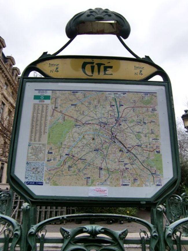 メトロに乗り、シテ島へ。