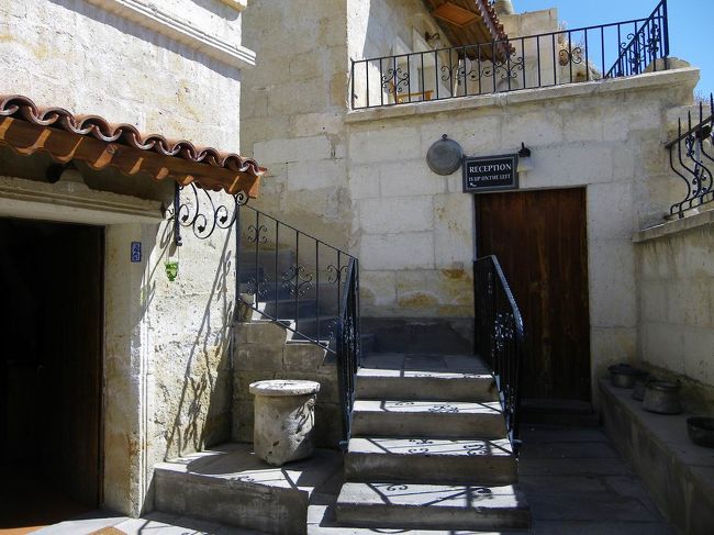 門をくぐるとお部屋が２つ。<br />全体でも、部屋数が少ないホテルなのでとってもいい感じ。<br />あたし達が泊まったのは、ちょうど写真の左端に載っている部屋で、荷物が多い身としては大助かり(笑)<br />レセプションへは階段を上に上がると行けます。<br />まだ、チェックインの時間からはだいぶ早く１０時くらいには着いてしまったのですが、すぐに部屋を片付けて入れるようにしてくれました♪<br />家族経営みたいだけど、すごく親切でいいホテルです！<br /><br />連れてきてくれたガイドさんは、また無口のまま「何か質問ありますか？ないなら僕は他の予定があるのでこれで」と言って帰っていった(笑)