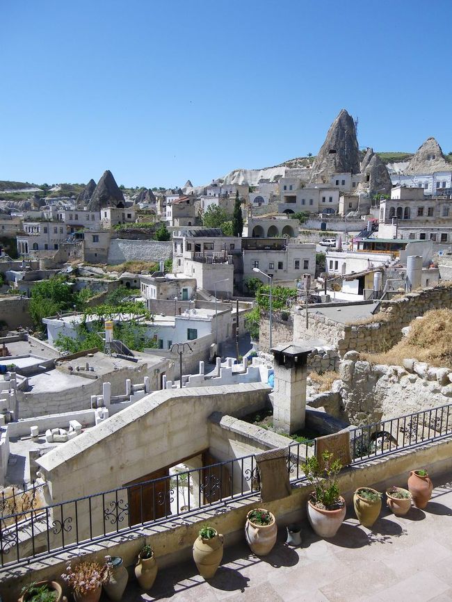 さっきまでも絶景が見えていたけど、階段を登っていくとますます上からの景色は最高♪♪♪<br />ギョレメの街並みが一望できちゃう。さらに屋上からの眺めは、かなりの絶景（今回の旅で一番の絶景だったかも！？）なので、あとでご紹介します。