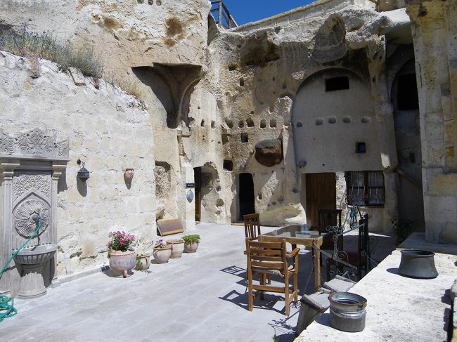階段を登った上にあるテラスは、朝食を食べるスペースになっていて、ここからの眺めもまた素晴らしいのです♪<br />奥に見えるのも今では客室だけど、昔は教会だったらしい。<br />カッパドキアには、洞窟の中の教会がたくさんあって、色々見学してきました。<br />それにしても、日差しが強いので、白い岩が反射して眩しい〜(笑)