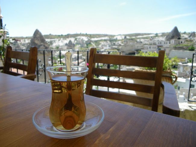 ハサンさんが、「トルコ茶とりんご茶どっちがいい？」って言うので、りんご茶をもらいました。<br />こんなところで、のどかにティ〜とは！！！(笑)<br />静かで、なんとも言えない贅沢なモーニングティー♪<br /><br />りんごチャイは、ちょっぴり甘くてとってもおいしい。<br />飲みながら、ホテルの説明とカッパドキアの説明をしてもらい、さらに家族の紹介も。<br />家族経営の小さなホテルだと、こういう交流も楽しかったりして、ぃぃな♪って思いました。<br />で、聞けば、ハサンさんのオリジナルツアーもしてくれるってことで、この日は自分たちでタクシーでも使って周るつもりでいたので、ナイスっ！<br />行きたい所を言って、あとは通常のツアーで行く場所じゃないオススメに連れてってもらえることに♪<br />ハサンさん、日本語は「すごい〜」とか「ありがとう」とかしか分からないらしいので、英語での会話に若干不安があったけど、せっかくなので参加させてもらいました。