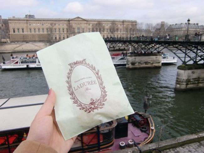 普段、マカロンはあまり食べないのだけれど<br />フランスに来たので食べてみました！