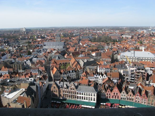 360度四方の窓を覗いて来ました。<br />　やっと下まで降りて来ました、もう1時間経過です。<br />相方は、もう動けないと云っています。　仕方なく残りは、明朝の散歩時という事にして、しばし広場で休憩です。