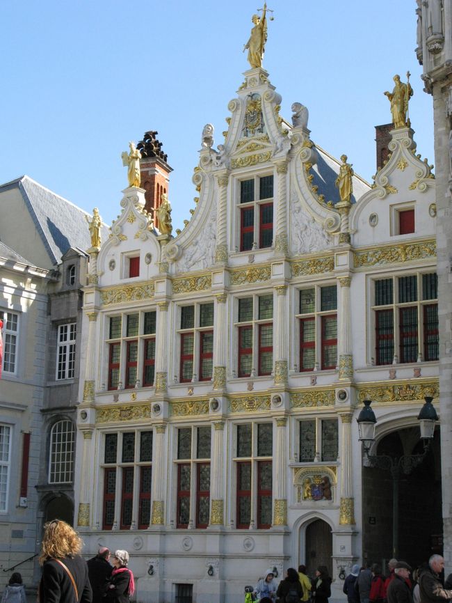 相方を残して、一人隣のブルグ広場に来ました。<br />公文書館と聖血礼拝堂があります。<br />この公文書館は1537年建造、屋根の像は、中央が正義、左がモーゼ、右にアーロンです。