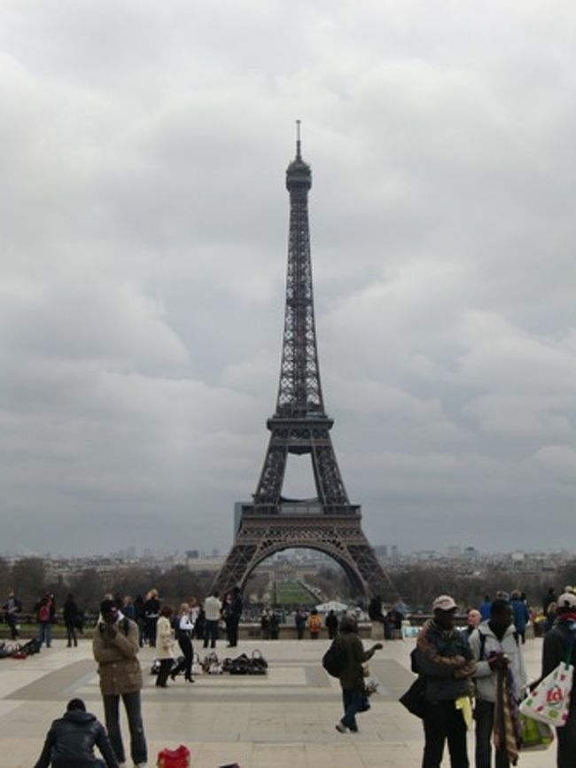 エッフェル塔。<br />メトロからエッフェル塔が見えた瞬間は、車内から<br />『おぉぉ〜』と歓声が上がっていました。