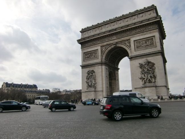 車がビュンビュン通っているんだけど、ご覧の通り車線がありません。<br />よくぶつからないよなぁ〜と、感心してしまいます。