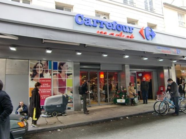 街を散策し、立ち寄ったスーパーのカルフール。<br /><br />最近、日本から撤退してしまったのが残念。。。<br /><br /><br />ここで、お菓子などを購入！