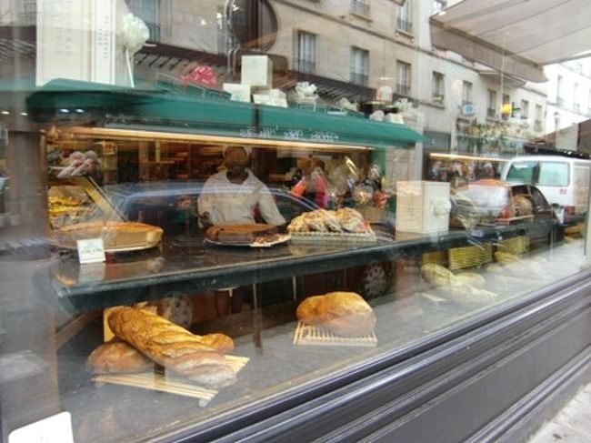 外から写真を撮っていたら、店員さんが微笑んでこちらを見ていました（照）