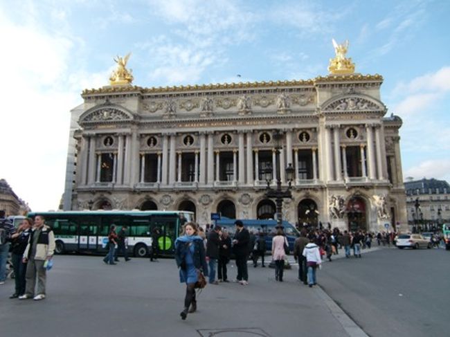 オペラ座。<br /><br />近くにはロクシタンもあり。<br />お気に入りのシャンプーも安くて買いたかったけど、重いので諦めました。。。