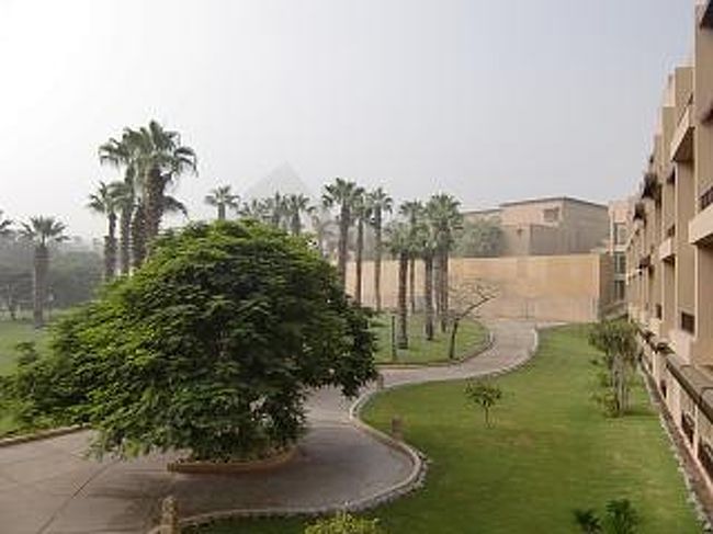 ホテルのベランダ。<br />この日は特に砂の量が多いように思う。<br />