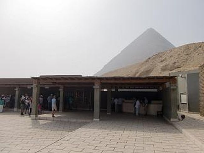 ホテルでてすぐのギザのピラミッドへ再び行く。<br /><br />車でいこうとすると、これ以上いけないからロバや馬に乗れなど、入るまでにうっとおしい人たちを退ける必要がある。<br />